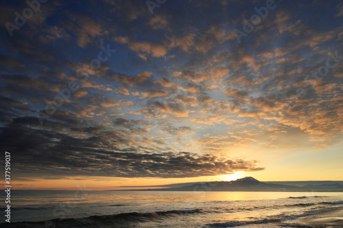 日本海の弓ヶ浜半島からの伯耆大山と日の出 © M.Masary