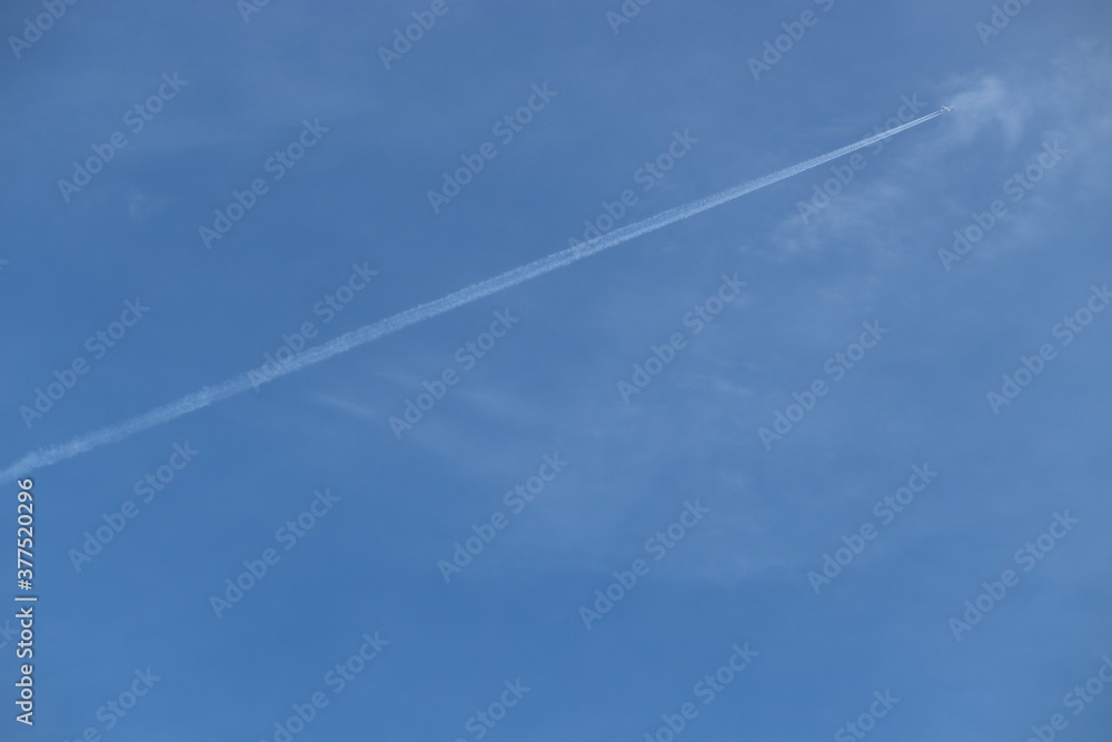 日本の空に飛行機雲 日本の空に飛行機雲