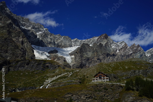 Ghiacciaio sul monte Cervino sulle Alpi Italiane poco sotto uno dei rifugi alpini in una immagine panoramica spettacolare