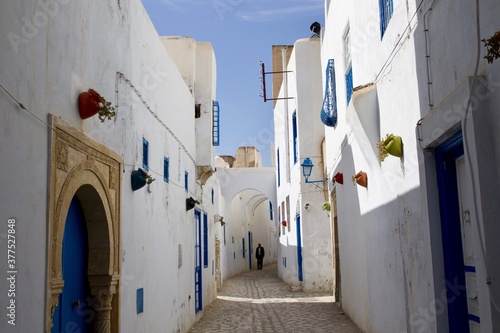 Fotografie White Houses in a narrow street of Kairouan the holy city of Tunisia