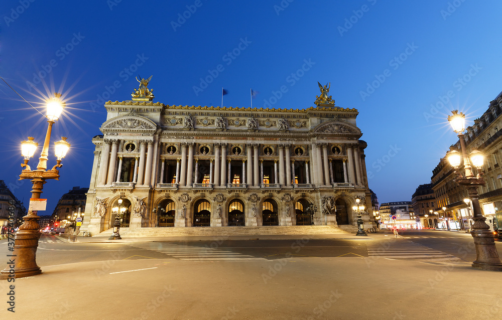 Obraz premium Night front view of the Opera National de Paris. France.