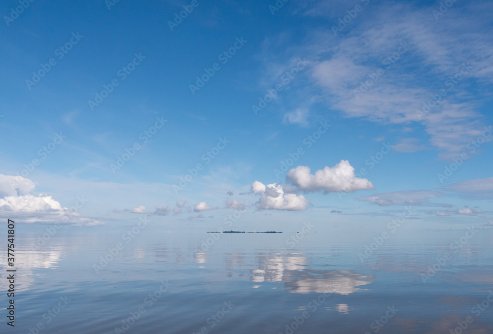 Wolkenspiegelung vor der Insel Neuwerk, bei spiegelglatter Nordsee.
