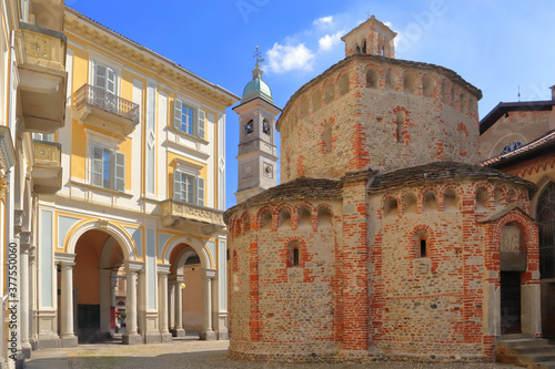 Cuadro en lienzo Scorcio di Biella in Italia, View of Biella city in Italy