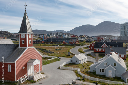 Das Stadtzentrum von Nuuk vor den Bergen der Region. 