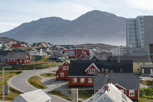Grönlands Hauptstadt Nuuk mit seinen vielen farbigen Häuser.