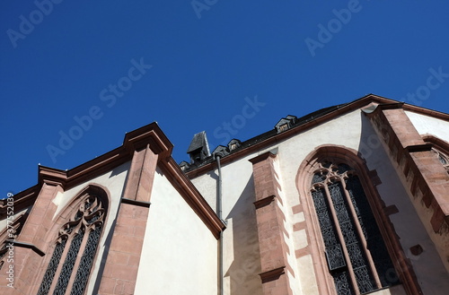 Fassade und Kirchenfenster der gotischen Liebfrauenkirche vor strahlend blauem Himmel im Sommer bei Sonnenschein in der Innenstadt von Frankfurt am Main in Hessen photo