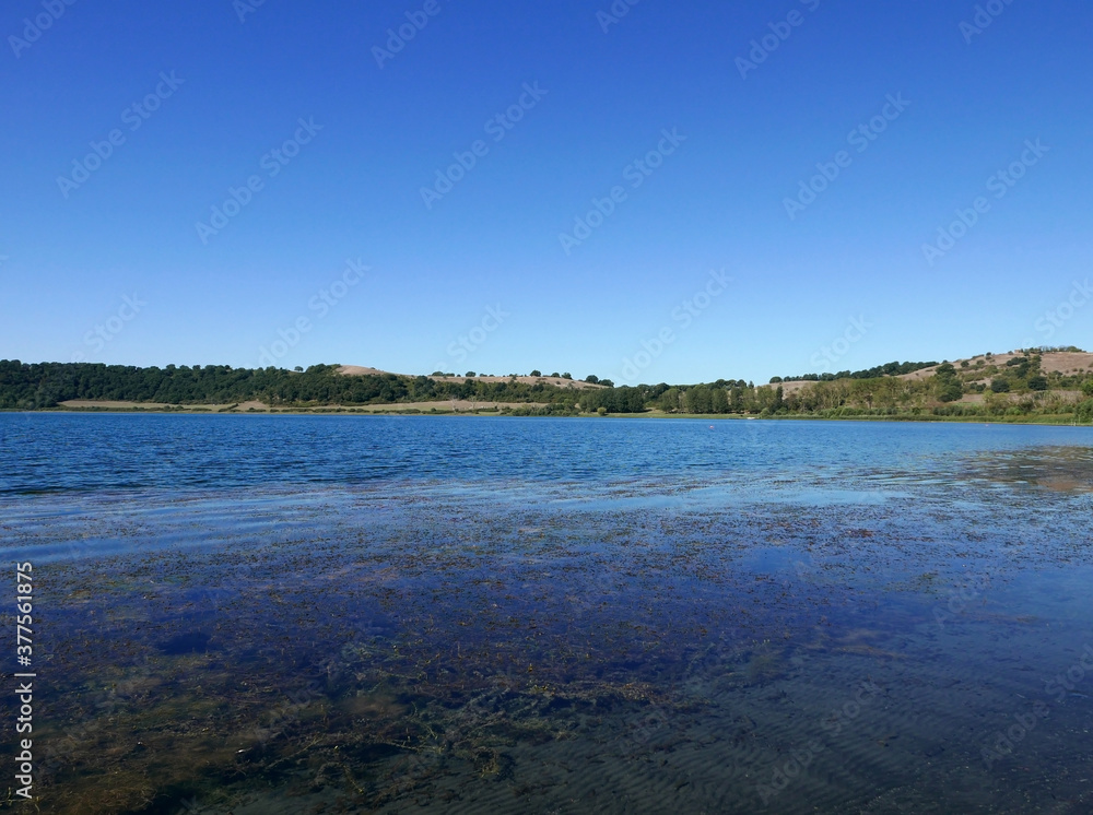 vista rilassante e scenica del lago di Martignano in Italia