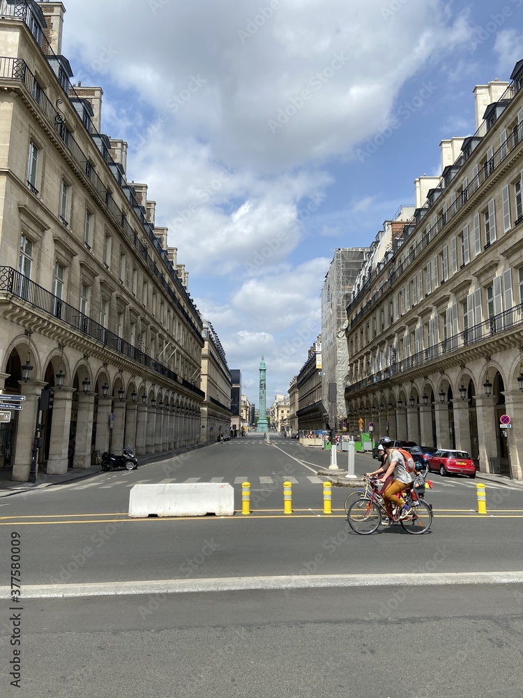 Cyclise sur l'avenue de Rivoli à Paris