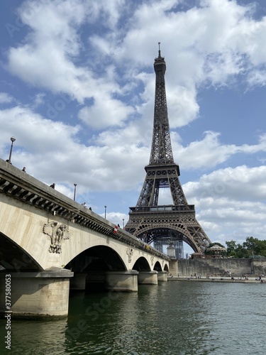 Pont d'Iéna et tour Eiffel à Paris