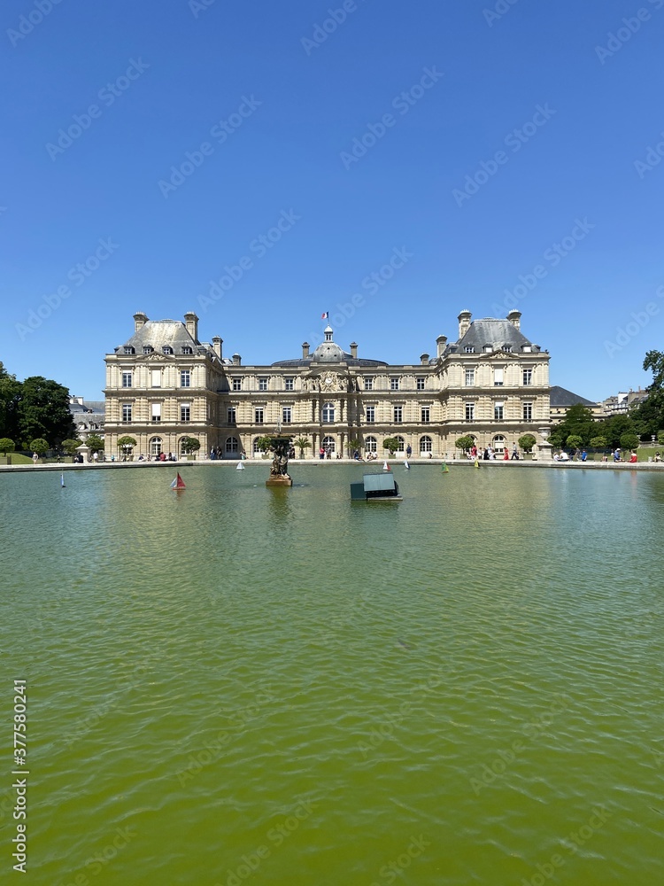 Fototapeta premium Bassin du jardin du Luxembourg et Sénat à Paris