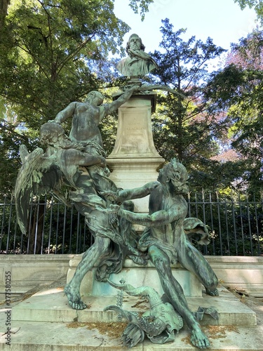 Tableau sur toile Monument à Eugène Delacroix, jardin du Luxembourg à Paris