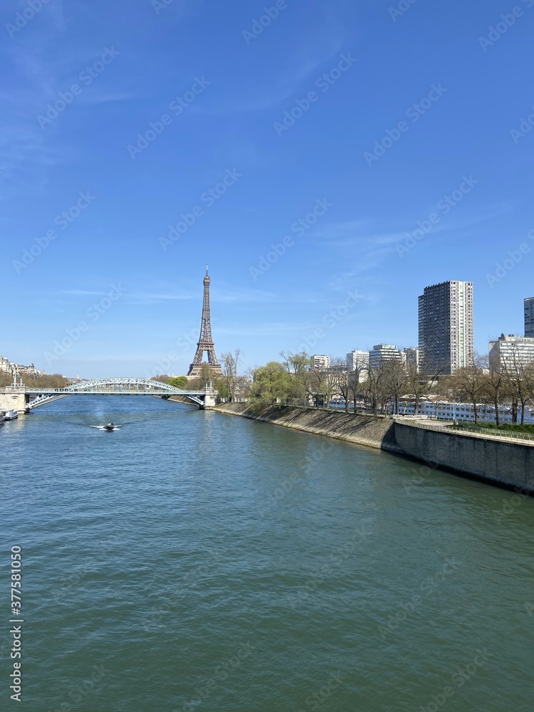 Tour Eiffel et la Seine à Paris	