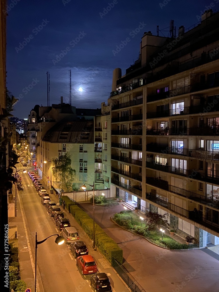 La lune de nuit, rue de Paris