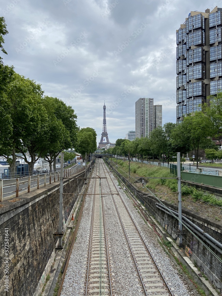 Chemin de fer et la Tour Eiffel à Paris Chemin de fer et la Tour Eiffel à Paris