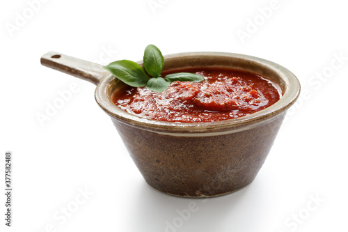 Frische Tomatensauce mit Basilikum