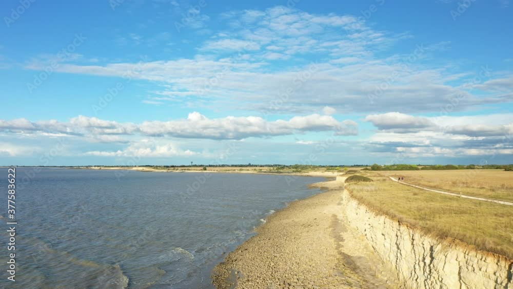 Les falaises et la campagne de la côte Atlantique vers La Rochelle en Charente-Maritime, en Nouvelle Aquitaine, en France, en été et en drone lors d'une belle journée ensoleillée et venteuse. Les falaises et la campagne de la côte Atlantique vers La Rochelle en Charente-Maritime, en Nouvelle Aquitaine, en France, en été et en drone lors d'une belle journée ensoleillée et venteuse.