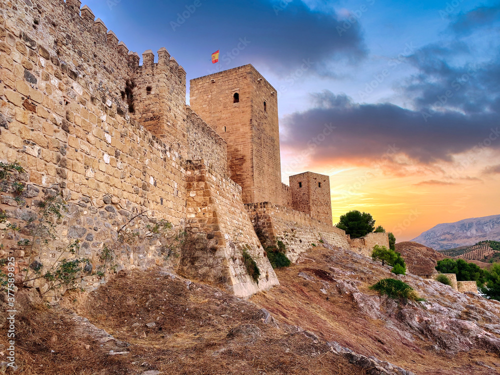 Puesta del  sol sobre el castillo de Antequera