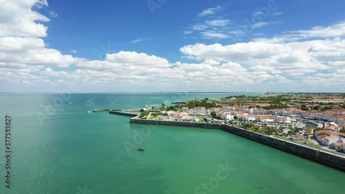 Wallpaper Mural La ville de Saint Martin de Ré avec ses vieux remparts sur l'Île de Ré, en Charente-Maritime, en Nouvelle Aquitaine, en France, en été et en drone. Torontodigital.ca