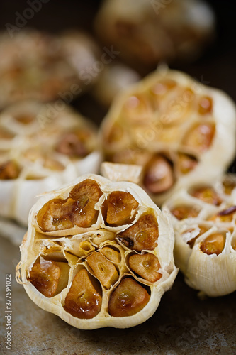 Obraz na płótnie rustic roasted baked garlic w salonie
