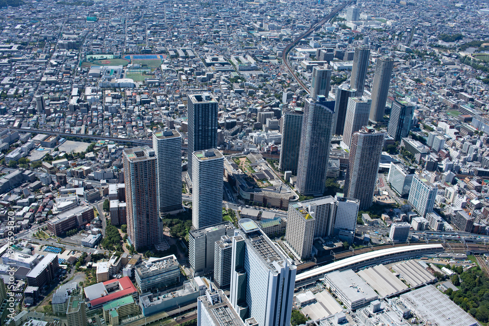 Fototapeta premium 郊外の住宅地・武蔵小杉の高層マンション群・空撮・2020撮影