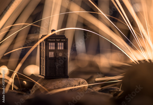 Foto Police Box Tardis Surrounded by Sparks