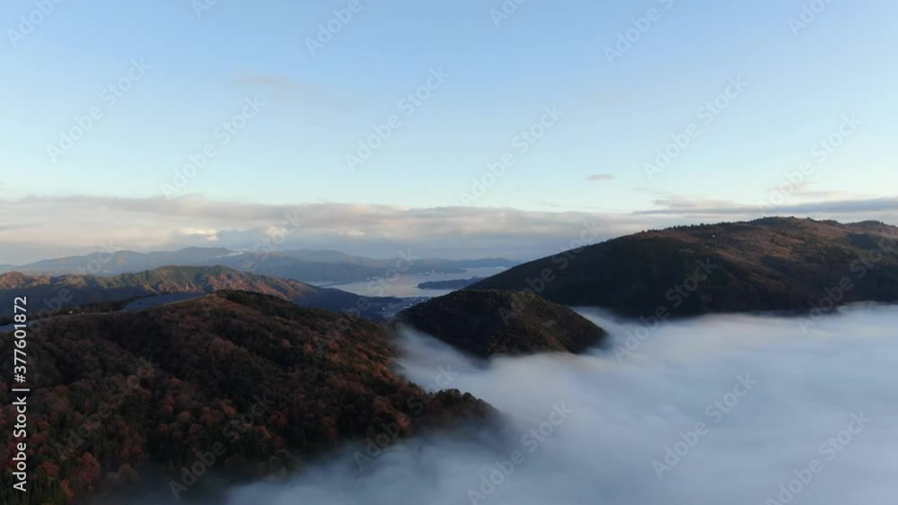 京都府宮津市にある大江山で紅葉時期の青空に雲海の様子をドローンで空撮