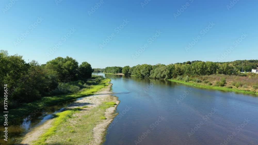 La Loire entourée d'une végétation verdoyante et d'une plage de sable vers Imphy, dans la Nièvre, en Bourgogne, en France, en été et en drone lors d'une belle journée sous le Soleil.