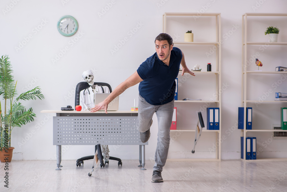 Obraz premium Young leg injured man visiting dead doctor