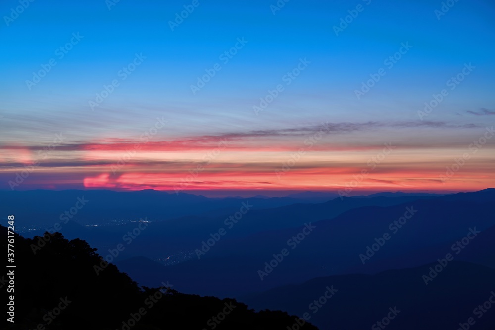 伊吹山から見た日没後の幻想的なブルーモーメント情景＠滋賀
