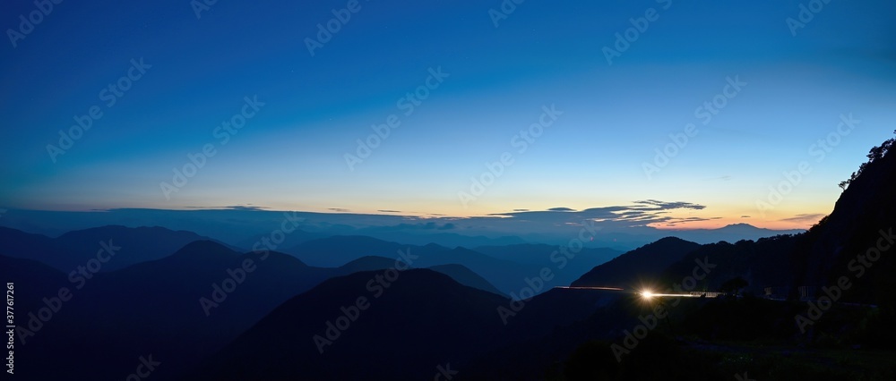伊吹山から一瞬見えたアルプスの山並みのパノラマ情景＠滋賀