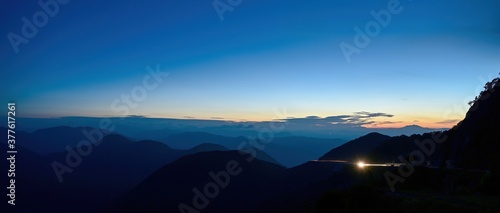 伊吹山から一瞬見えたアルプスの山並みのパノラマ情景＠滋賀