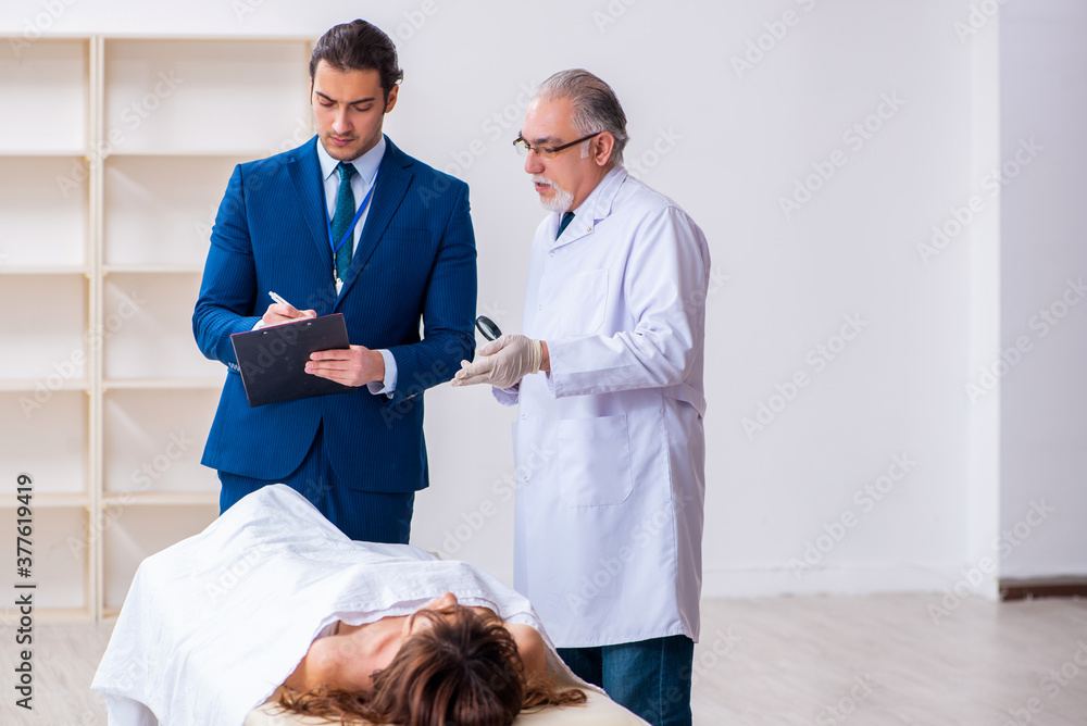 Obraz premium Police coroner examining dead body corpse in morgue