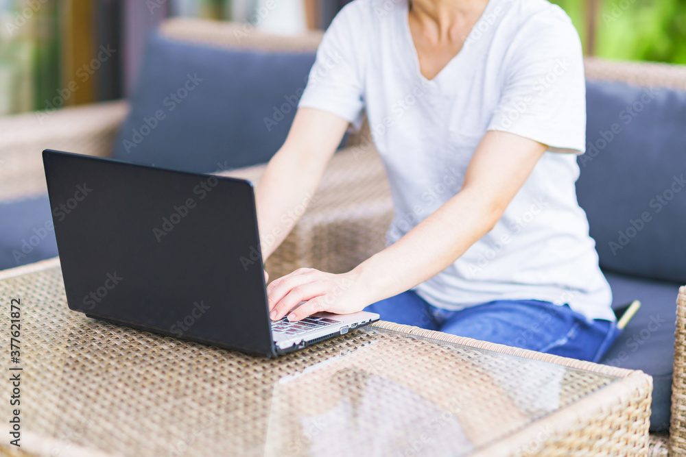 Naklejka premium 別荘の庭のウッドデッキでテレワーク ワーケーション 【ウィズコロナのニューノーマル】