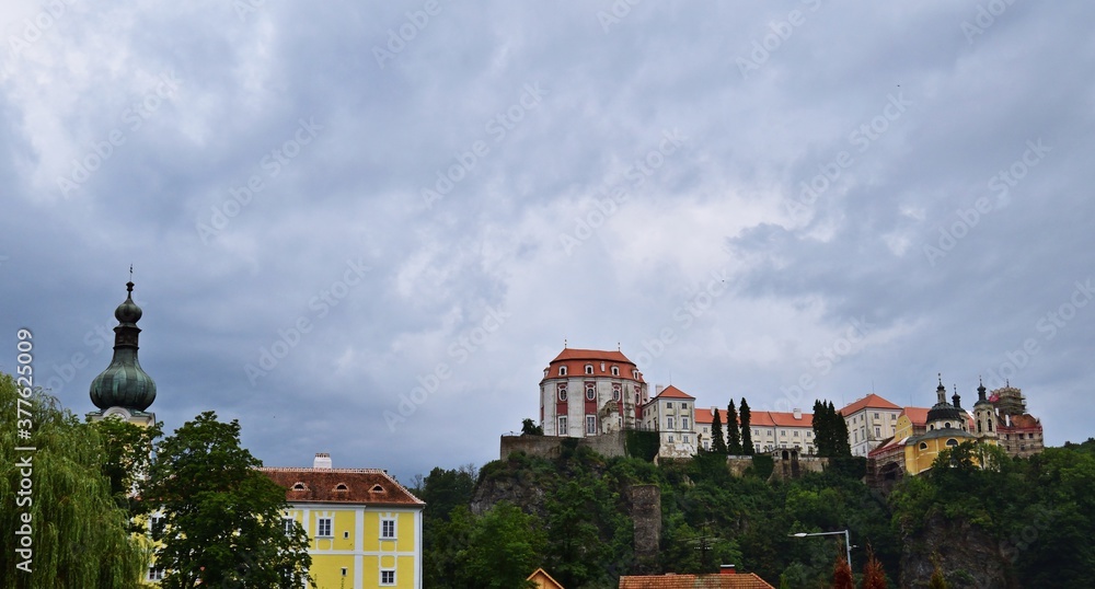 Obraz Zamek i kościół Vranov nad Dyji są zachmurzone