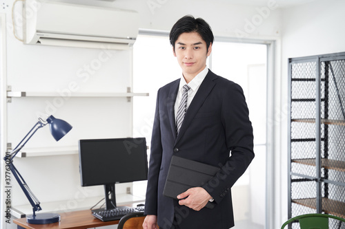 家の案内をする日本人男性不動産営業職