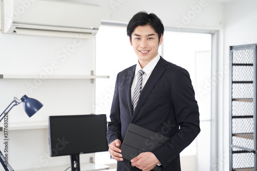 家の案内をする日本人男性不動産営業職