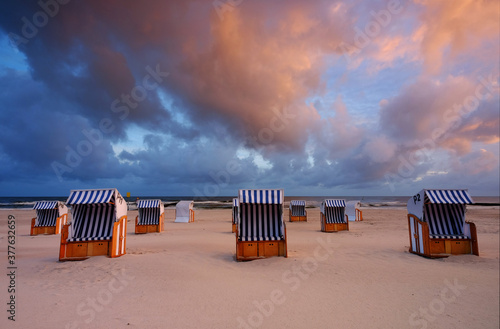 Wschód słońca na wybrzeżu Morza Bałtyckiego,kosze plażowe ,plaża,Kołobrzeg,Polska.