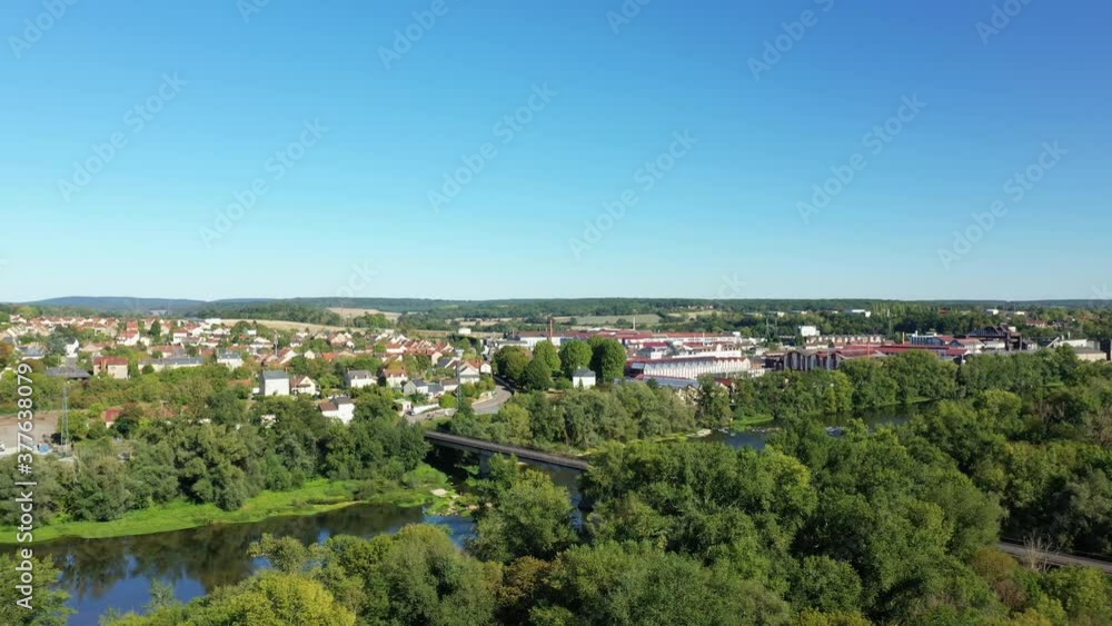 La ville de Imphy et son pont franchissant la Loire dans la Nièvre, en Bourgogne, en France, en été et en drone lors d'une belle journée sous le Soleil. La ville de Imphy et son pont franchissant la Loire dans la Nièvre, en Bourgogne, en France, en été et en drone lors d'une belle journée sous le Soleil.