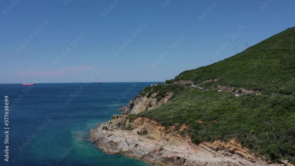 PUNTA DEL MIGLIO. Veduta aerea della costa rocciosa di Castiglioncello in provincia di Livorno, Toscana, Italia. PUNTA DEL MIGLIO. Veduta aerea della costa rocciosa di Castiglioncello in provincia di Livorno, Toscana, Italia.