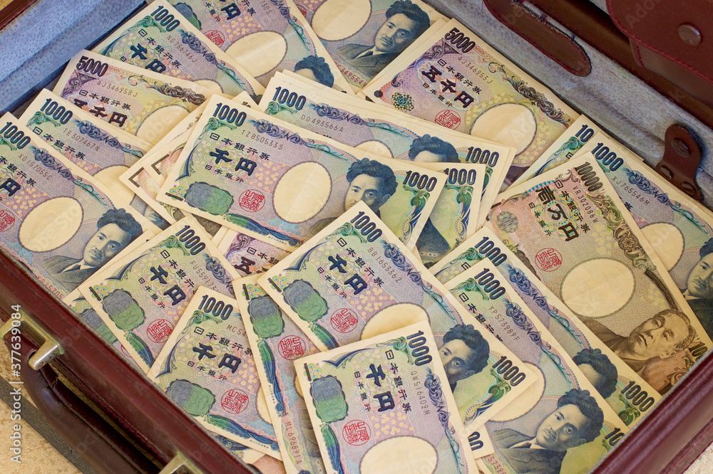 Obraz premium Japanese yen currency in a red briefcase.