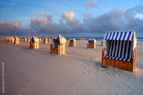  Wschód słońca na wybrzeżu Morza Bałtyckiego,kosze plażowe ,plaża,Kołobrzeg,Polska.