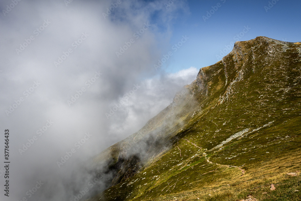 La niebla avanza por la ladera devorando la montaña.
