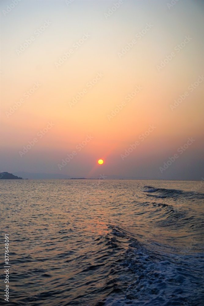 ギリシャミコノス島の夕日と海