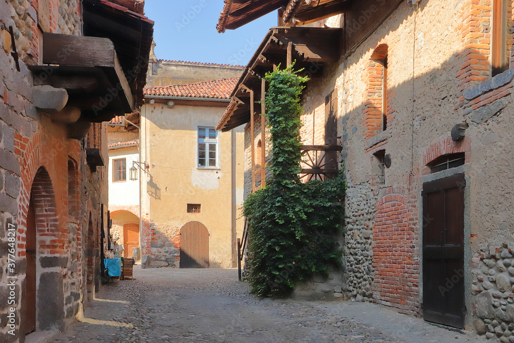Borgo medievale di Ricetto di Candelo in Italia, Medieval village of Ricetto of Candelo in Italy 