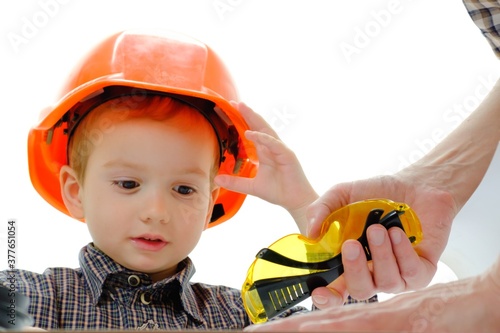 kid studio little boy build...