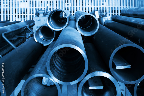 The steel pipes are stacked in the workshop warehouse