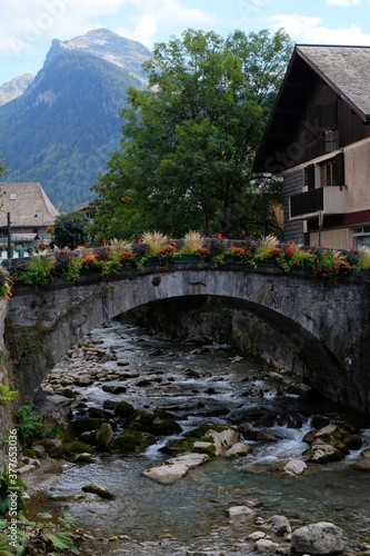 Pont fleuri à Morzine en Haute-Savoie