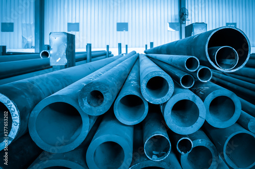 The steel pipes are stacked in the workshop warehouse