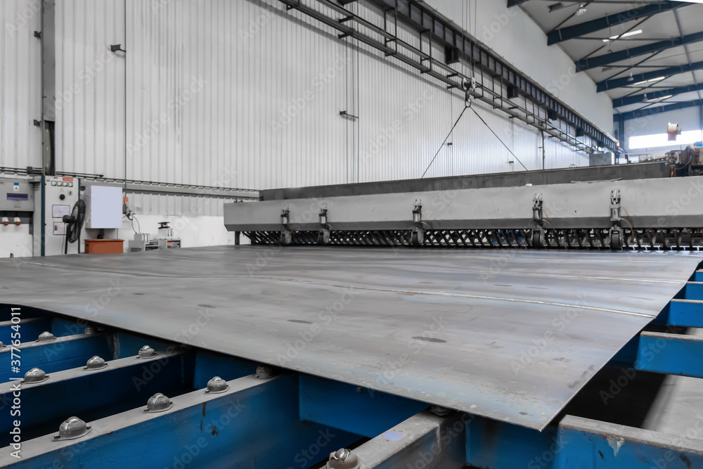 The steel plate leveler is in the factory