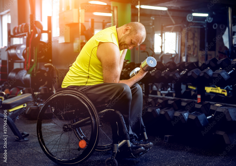 Obraz premium Disabled man training in the gym of rehabilitation center